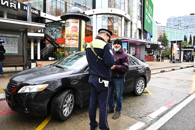 Сочи: 13 таксистов оштрафованы за парковку на остановке