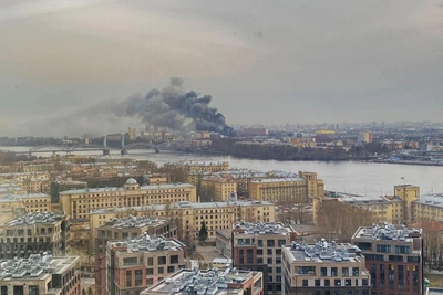 Сильный пожар в автосервисе на юго-востоке Петербурга