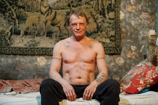 Алексей Серебряков на съемках | Источник: кадр из фильма «Как Витька Чеснок вез Леху Штыря в дом инвалидов» (18+), 2017 год, режиссер Александр Хант