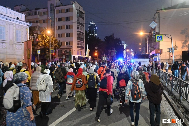 Движение по маршруту крестного хода было перекрыто | Источник: Дмитрий Емельянов / E1.RU