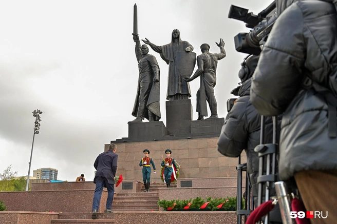 Пасмурная и холодная погода не смогла помешать церемонии | Источник: Василина Любимова / 59.RU