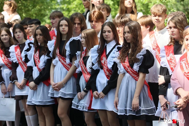 Некоторые выпускницы, слушая трогательные слова учителей, не могли сдержать слез | Источник: Ирина Шарова/ 72.RU