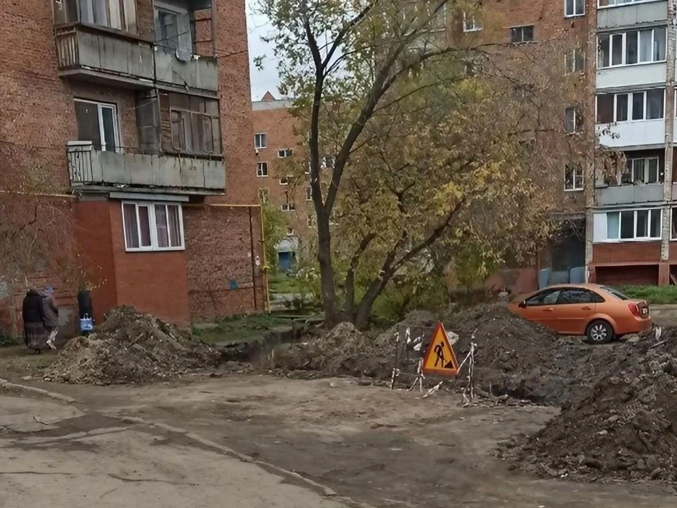Так выглядит яма возле дома | Источник: «ЧП Омск» / t.me