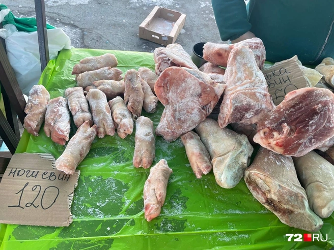 Ноги свиньи и рулька. Их продают по 120 и 350 рублей соответственно  | Источник: Радик Енчу / 72.RU