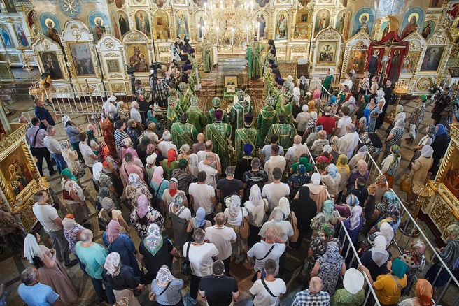 Верующие хотят попасть в Вознесенский собор | Источник: Александр Ощепков / NGS.RU