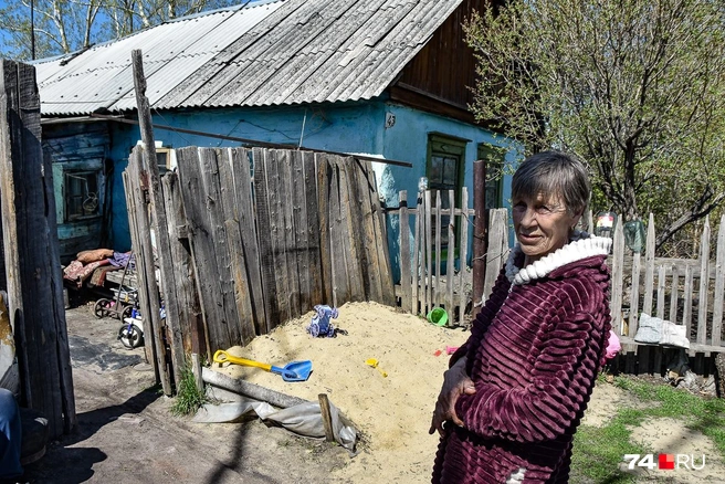 У Натальи больной муж, а дом пострадал от прошлогодних потопов | Источник: Артем Краснов