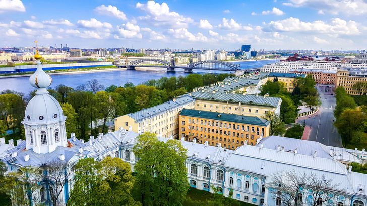 Унитаз не закреплен, вместо сока — жижа: как москвичей разочаровали отели в Санкт-Петербурге