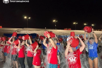 Холодные заплывы и массовое обливание в Благовещенске