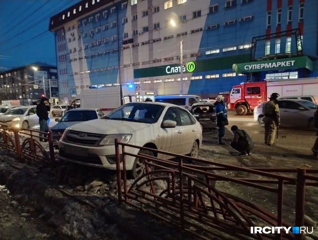 Одну из машин вынесло на ограждение | Источник: Зоя Кузнецова / IRCITY.RU