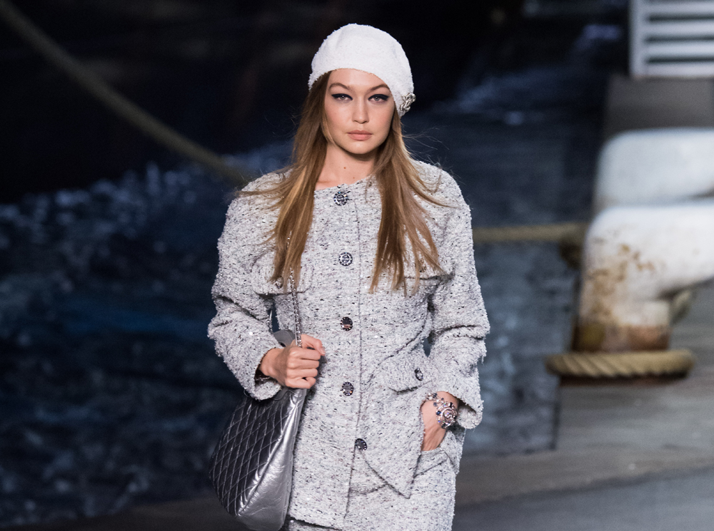 Джиджи Хадид на показе Chanel Cruise | marieclaire.ru