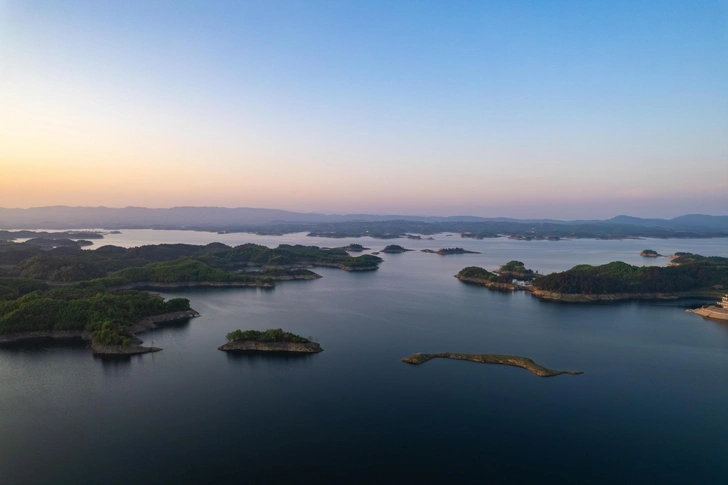 Вид с воздуха на водохранилище Даньцзянкоу | Источник: sleepingpanda/Shutterstock/Fotodom.ru