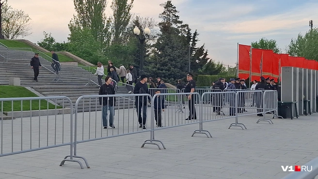Для тех, кому нужно выйти с оцепленной территории, оставили небольшой проход | Источник: Тимофей Крылов / V1.RU