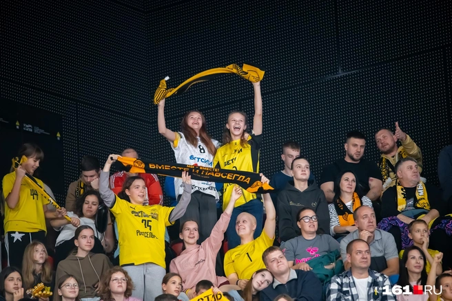 Болельщики радовались каждому успешному действию ростовских гандболисток | Источник: Евгений Вдовин / 161.RU