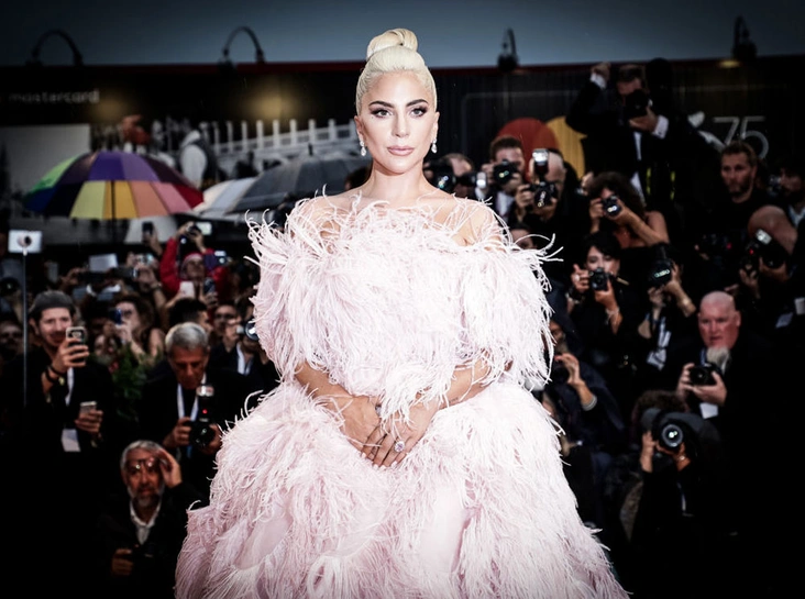 Леди Гага на красной дорожке перед показом фильма «Звезда родилась» во время 75-го Венецианского кинофестиваля в Сала-Гранде, Венеция 31 августа 2018 год