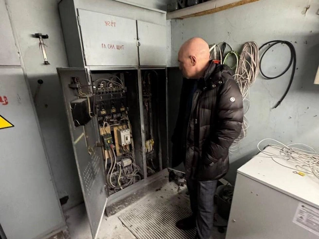 Константин Серов, глава администрации Фрунзенского района, осматривает электрощиток, где произошло короткое замыкание, вызвавшее задымление. | Источник: телеграм-канал Константина Серова