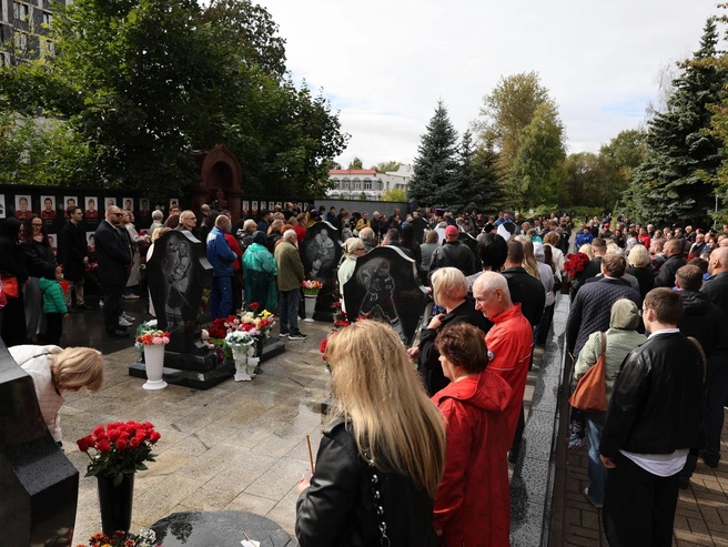 Большое число желающих отдать дань памяти собралось у мемориалов | Источник: Александр Куренной / 76.RU