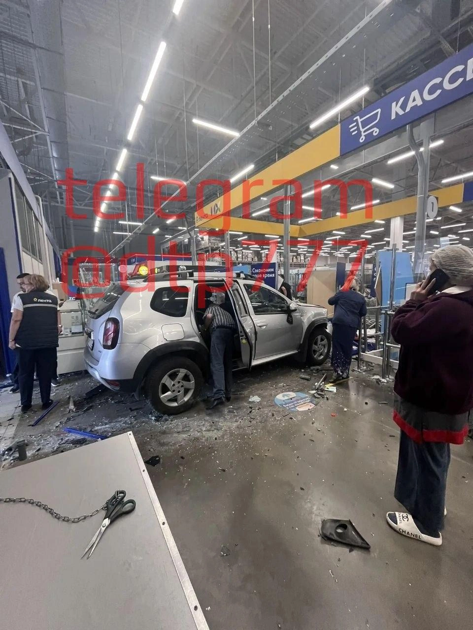 Автомобиль снес ограждения внутри магазина | Источник: ДТП и ЧП МОСКВА и МО / T.me