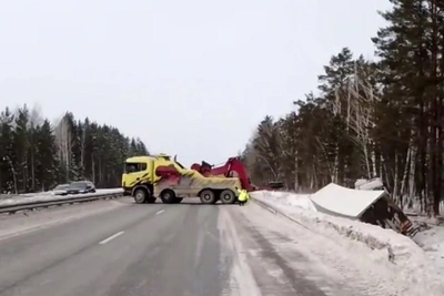 Traffic blocked on M-5 highway due to truck accident
