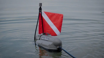 Специальный флажок сигнализирует о том, что под водой человек | Источник: Антон Дигаев / NGS.RU