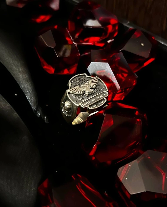 Это кольцо ювелир сделал по культовой игровой вселенной Warhammer 40 000. Кроме того, он изготавливает украшения для студии тату и пирсинга | Источник: «BZLWS» / Telegram