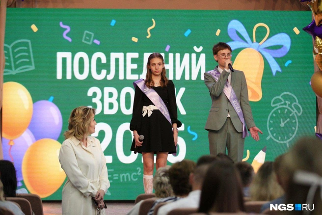 Ребята поблагодарили учителей за время, проведенное в стенах школы | Источник: Андрей Бортко / NGS.RU