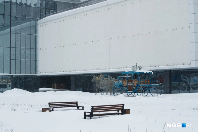 Рядом с гостиницей разбили сквер, тут уже установили новогоднюю фотозону | Источник: Андрей Бортко / NGS.RU