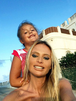 Дана с дочерью Полиной на отдыхе | Источник: Инстаграм (запрещенная в России экстремистская организация)