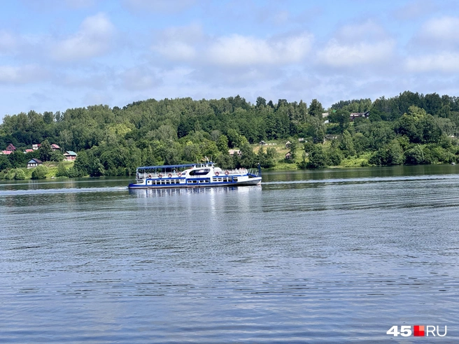 На таком теплоходе катают туристов по Волге | Источник: Юлия Король / 45.RU