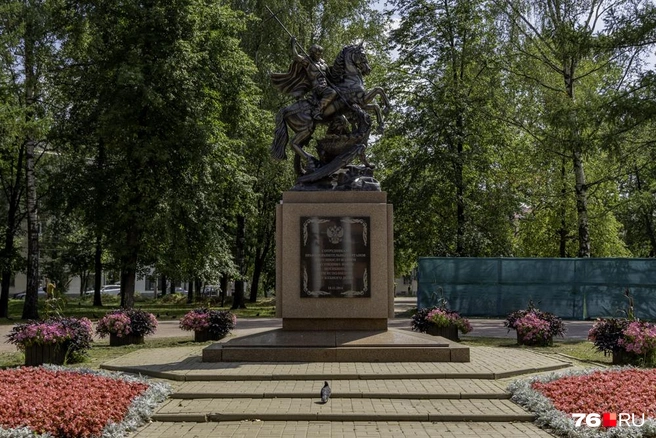 В единственном ухоженном месте сквера находится монумент со скульптурой Георгия Победоносца | Источник: Кирилл Поверинов / 76.RU