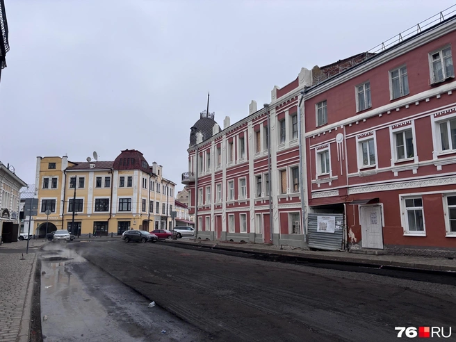 Работы по благоустройству пешеходного центра уже активно ведутся | Источник: Анастасия Вязигина / 76.RU