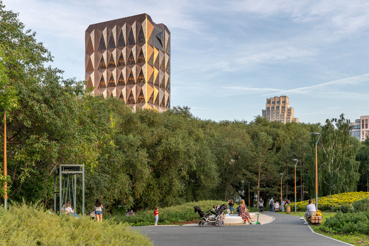 В Екатеринбурге построили офисное здание по проекту Foster+Partners