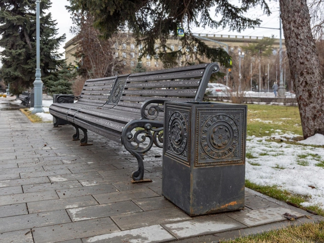 Коррозия на урне прогрессирует, и вскоре на ней могут появиться сквозные отверстия. | Источник: Константин Завриков / V1.RU