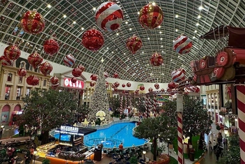 «Остров мечты» к празднику готов: 450 новогодних елок, парящие шары и волшебные инсталляции