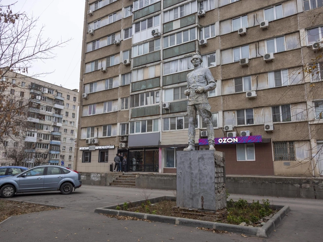 Облицовочные плиты давно отвалились с основания памятника | Источник: Константин Завриков / V1.RU
