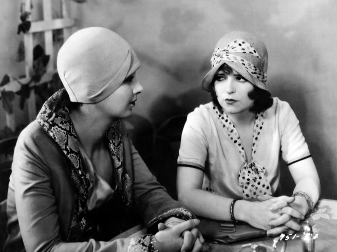 Клара Боу и Кэй Френсис в фильме «Опасные повороты» Лотара Мендеса, 1929 | Источник: Legion Media 