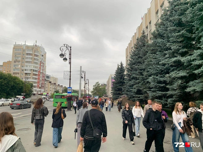 Два фейерверка в небе и давки в автобусах. Как тысячи тюменцев празднуют День города — онлайн | Источник: 72.RU