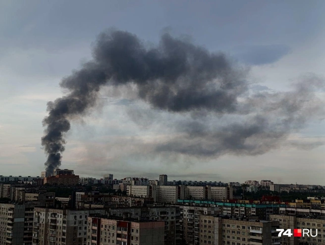 Столб дыма увидели во многих районах города | Источник: читатель 74.RU