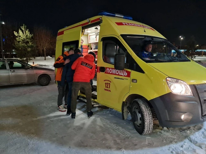 Поисковики дождались скорую помощь и передали его в руки медицинских работников | Источник: поисковый отряд «ЛизаАлерт» Тюменской области