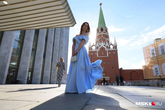 Многие школьницы по пути останавливаются, чтобы сделать пару памятных кадров | Источник: Артем Устюжанин / MSK1.RU