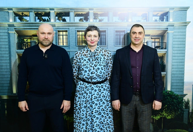 Проект состоялся при поддержке директора АНО «Культура» Ирины Ровер. На фото: Ирина Ровер, Александр Жилин и Рубен Теракян | Источник: пресс-служба клубного дома «Парамонов»