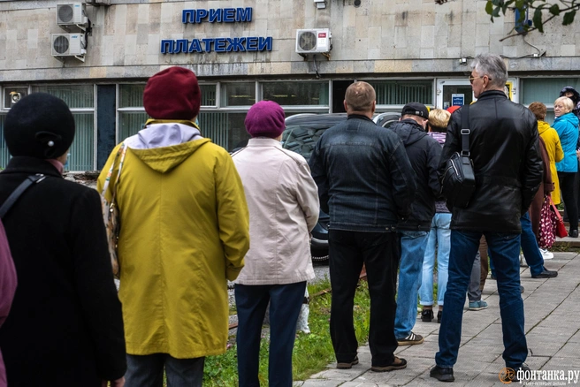 Вот так подходишь к очереди и не знаешь, как правильно спросить: «последнего» или «крайнего» | Источник: Михаил Огнев / FONTANKA.RU