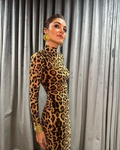 Турецкая звезда, которой идет все: Ханде Эрчел надела леопардовое платье и снова ослепила красотой