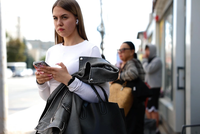 Ни сообщение отправить, ни дорогу посмотреть | Источник: Евгений Софийчук / NGS55.RU