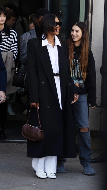 Королева стиля: Наоми Кэмпбелл выглядит лучше всех в этом простом, но элегантном образе | marieclaire.ru