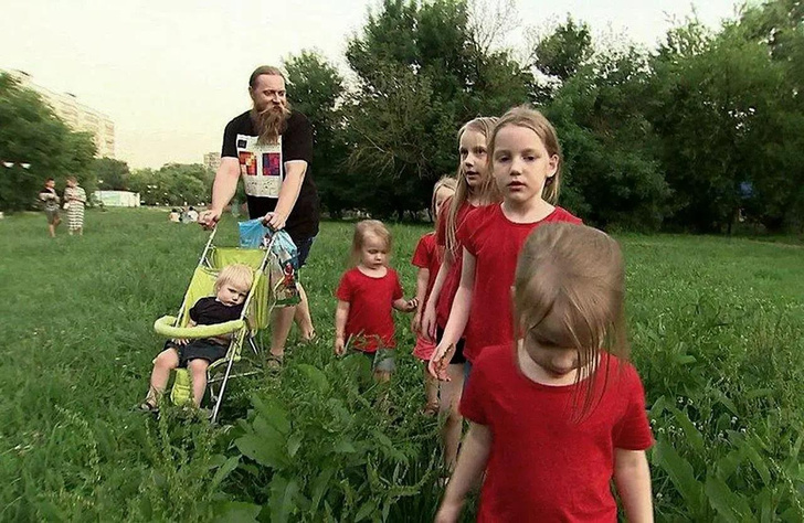 Дискотека, выступление звезд: 8-летняя сестра Алисы Тепляковой получила аттестат и отметила выпускной с папой