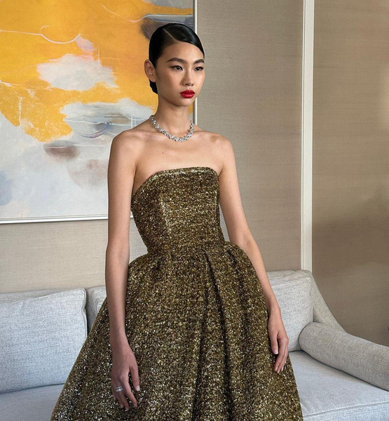 Лучший образ BAFTA-2023: Чон Хо Ëн в роскошном золотом платье с открытыми плечами