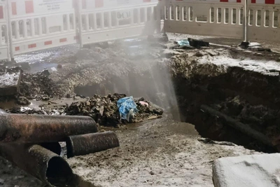 Geyser erupts from underground in Samara on Zaparozhskaya Street