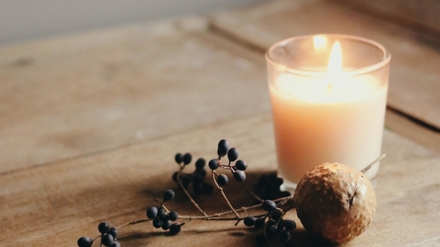 Создадут уют и поднимут настроение: 10 ароматических свечей для осени