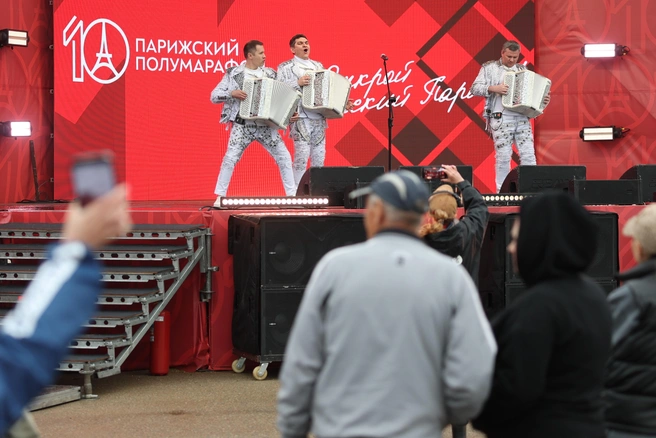 А там&nbsp;— живая музыка | Источник: Наиль Фаттахов, АО «Областное телевидение»
