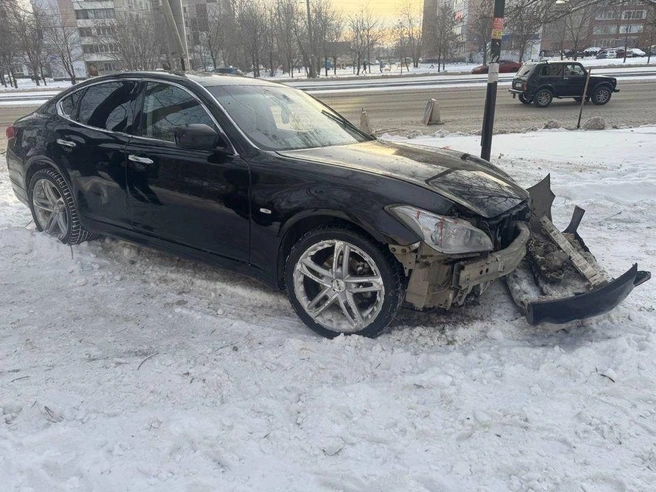 В результате аварии Infiniti лишился колеса и фрагмента бампера | Источник: читатель 74.RU